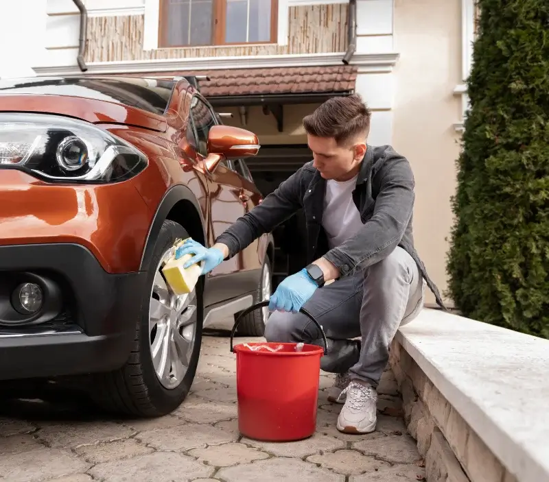 Lavage auto à domicile Captieux : professionnel intervenant sur un véhicule